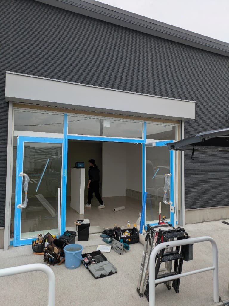 Reuse Shop WAKABA 湖南夏見店の外装工事の様子。店舗入口まわりの作業現場